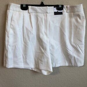 Simply Styled Shorts White Pleated Preppy Classic